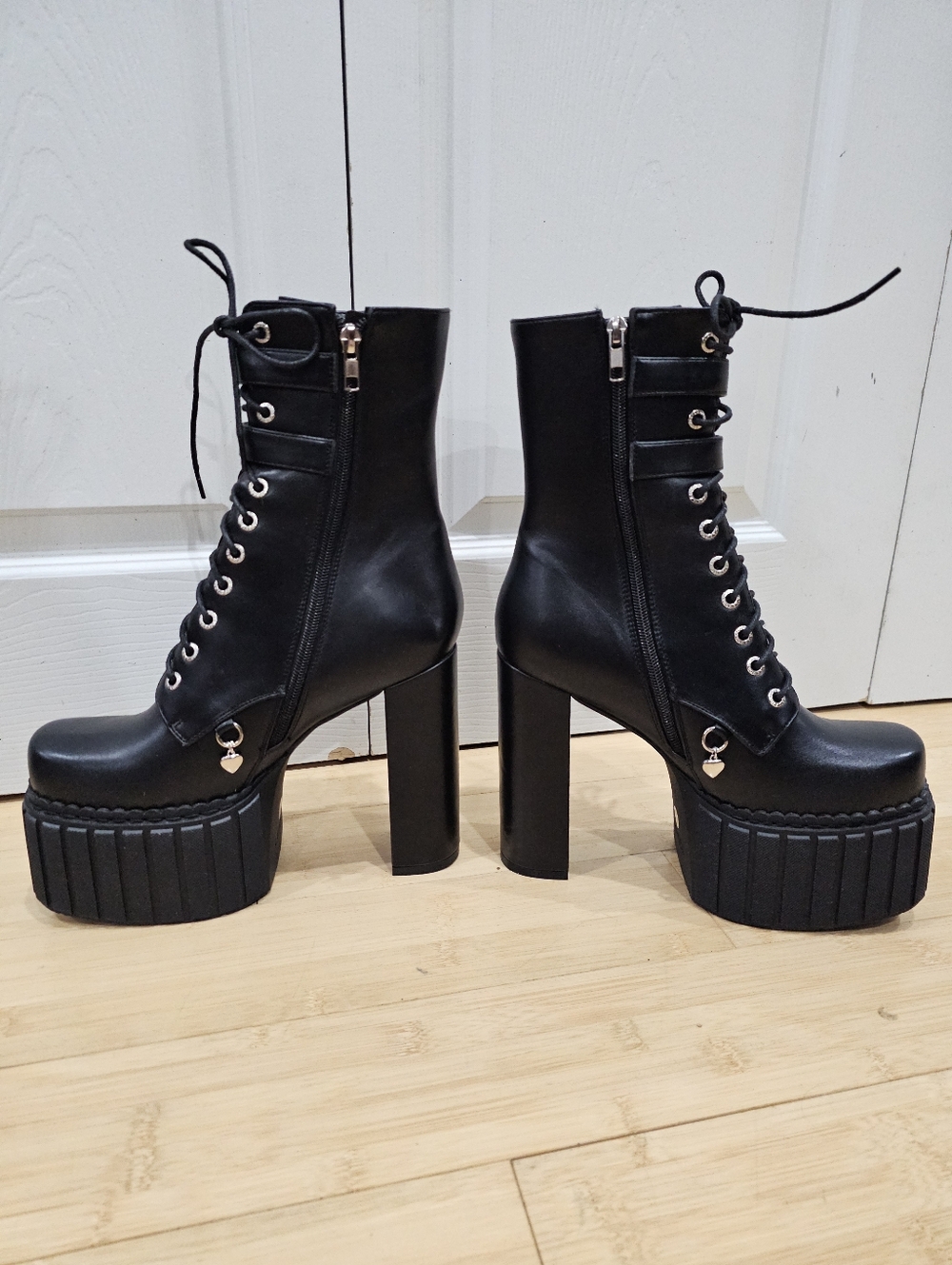Dolls Kill Lamoda Black Queen’s Speech Platform Heart Lace Up Buckle Boots 9 - Picture 4 of 15
